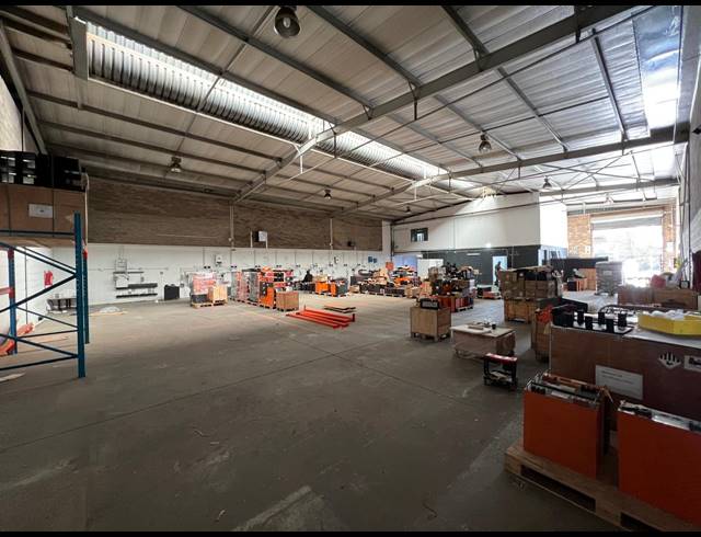 620M² WAREHOUSE TO LET IN LASER PARK